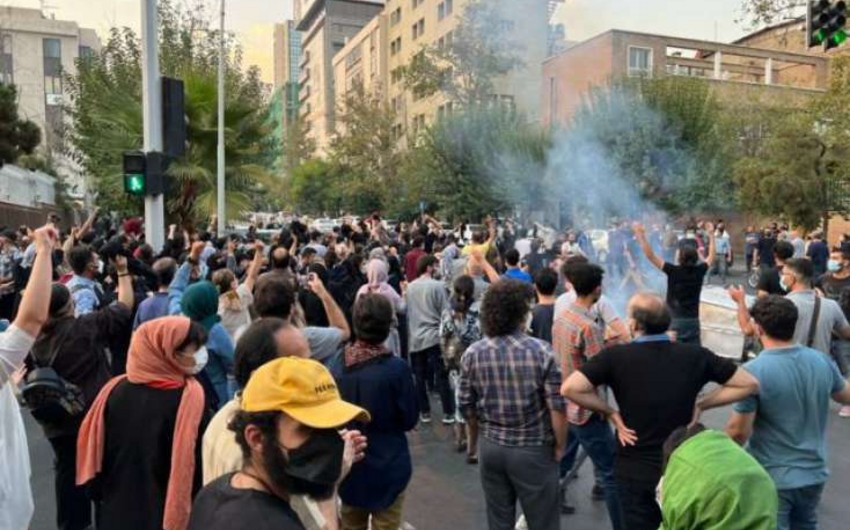 İranda etiraz aksiyaları səngimir