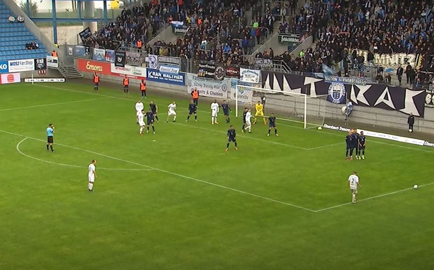 Almaniya çempionatında futbolçu başını beton divara çırpıb