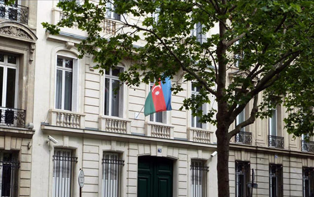 Bir qrup radikal erməni Fransadakı səfirliyimizin binasına qırmızı rəngli boya atıb