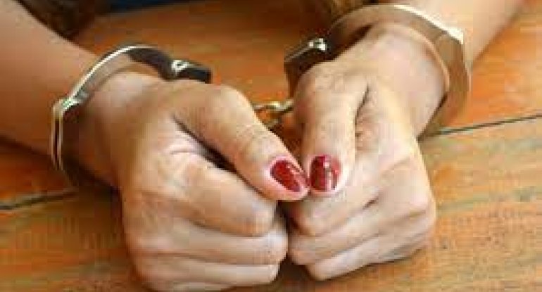 Qadın müştəri satıcının pulunu oğurladı