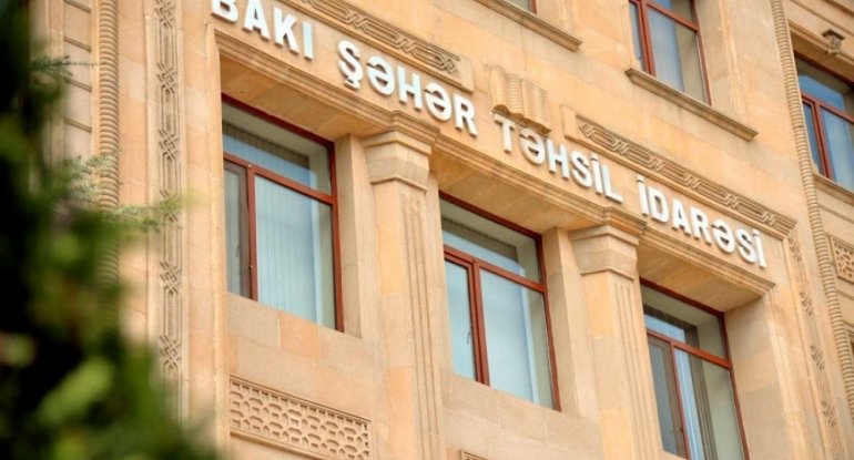 Məktəb direktoru şəhidlərin ruhunu yad etmək üçün ayağa qalxmadı - FOTO/VİDEO