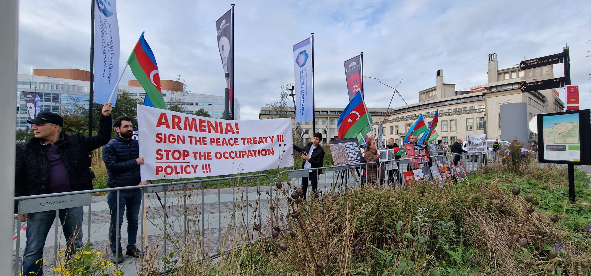 Azərbaycan icması Ermənistanın Niderlanddakı səfirliyi qarşısında piket keçirib
