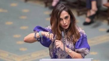 Belçikanın xarici işlər naziri iranlı qadınlara dəstək olaraq saçını kəsdirib