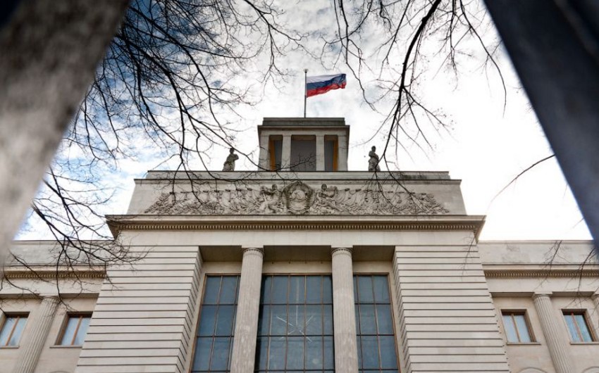 Rusiyanın Almaniyadakı səfirliyinin binasına boya ilə doldurulmuş şüşələr atılıb