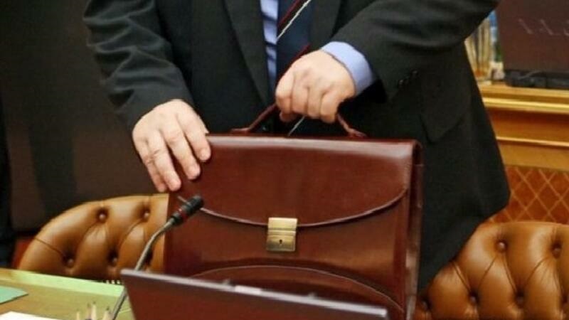 Müəllimlərin etiraz etdiyi direktor işdən çıxarıldı (FOTO)