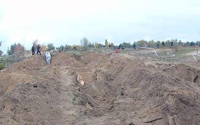 Ukraynanın azad edilmiş şəhərində kütləvi məzarlıq tapıldı - Foto