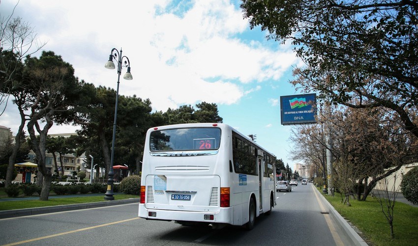 Dayanacaqdan kənarda avtobusa minmək istəyən şəxs sürücüyə xəsarət yetirib