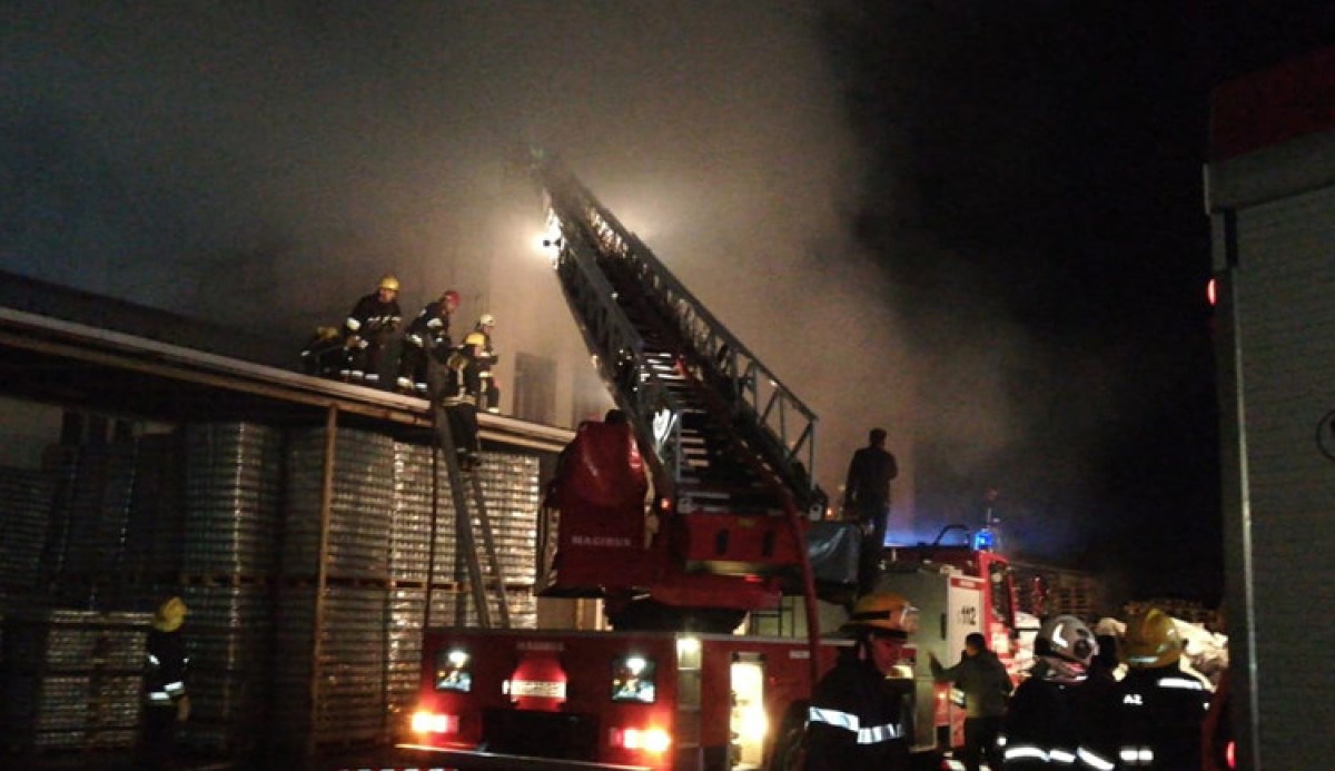 Sumqayıtda şüşə məmulatları sexində yanğın baş verib - YENİLƏNİB