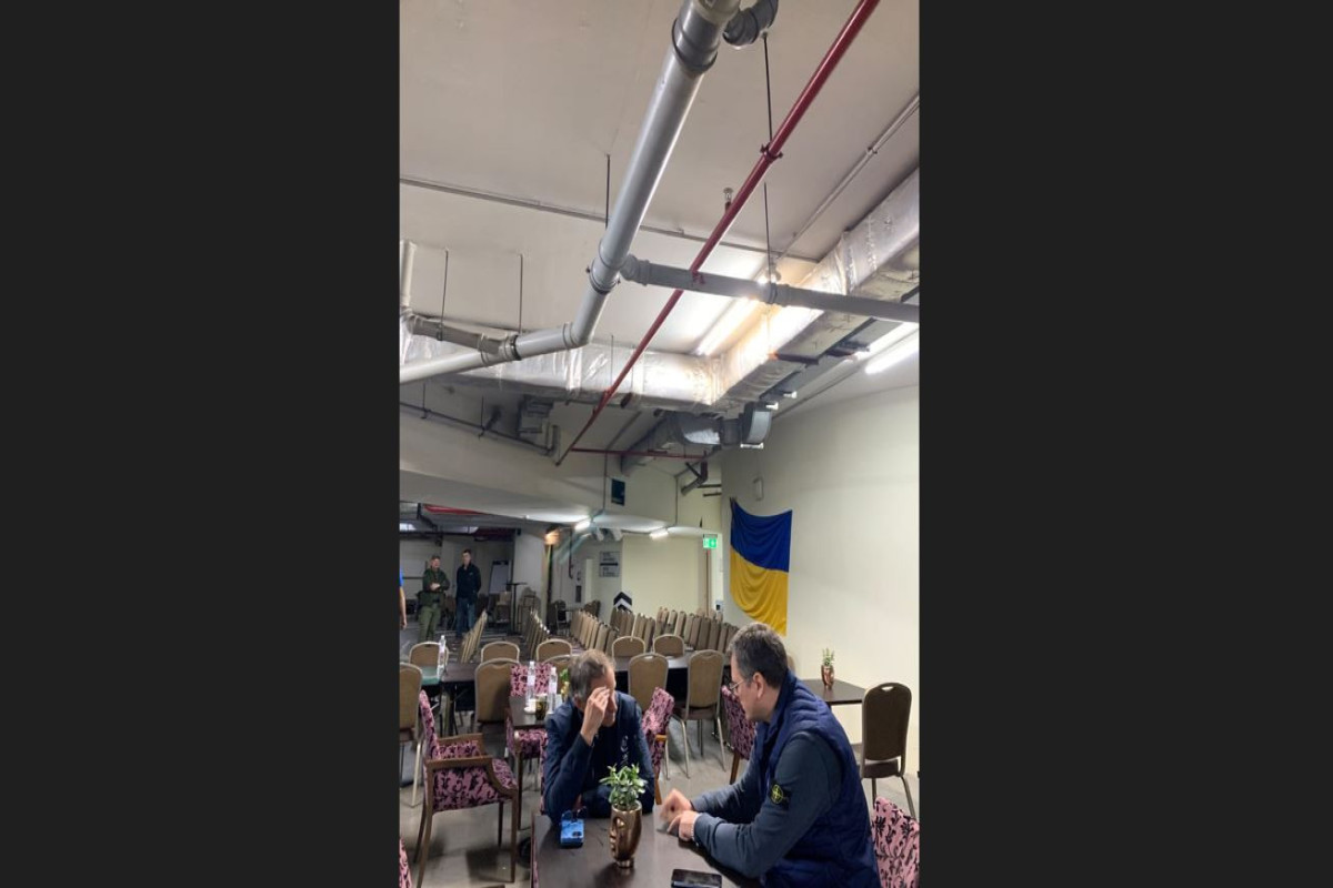 Kuleba Rafael Qrossi ilə Kiyevdəki bomba sığınacağında görüşüb