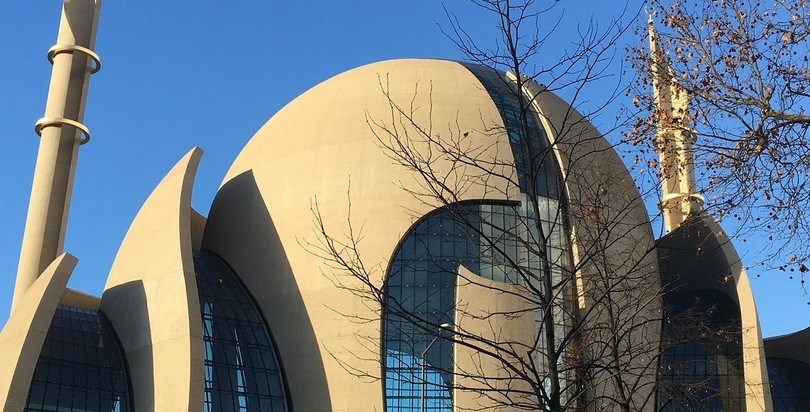 Köln məscidində ilk dəfə azan səsləndirilməsinə icazə verilib