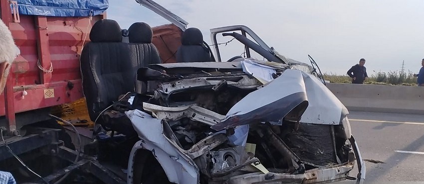 Kürdəmirdə mikroavtobus traktorla toqquşub, xəsarət alanlar var