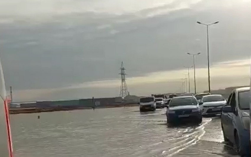 Su kəmərində qəza: Bakı-Qazax avtomagistralını su basıb, əraziyə Mülki müdafiə qoşunları cəlb olunub - FOTO - YENİLƏNİB-3