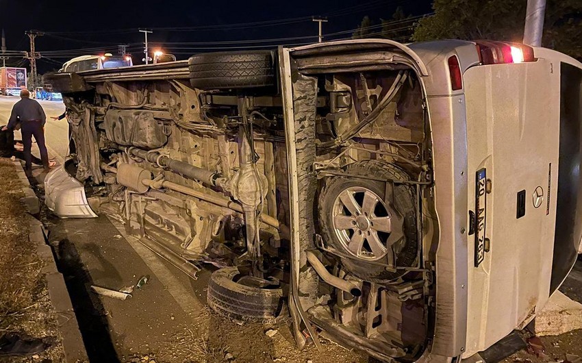 Türkiyədə futbolçuları daşıyan mikroavtobus aşıb