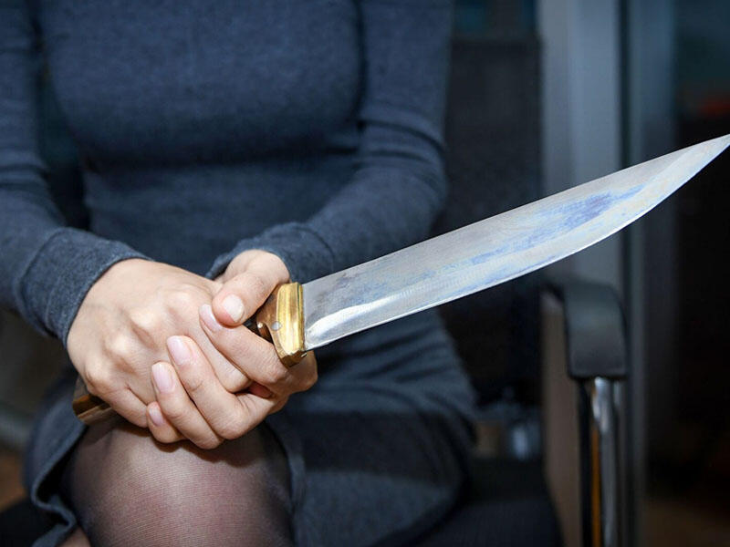 Bakıda gözəllik salonundan gələn qadın ərinin içki məclisini qana boyadı - Şok təfərrüat