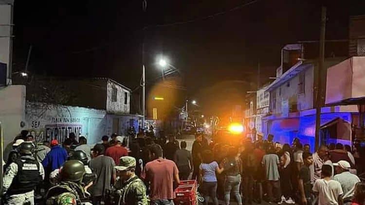 Meksikada bara silahlı hücum edilib: 12 ÖLÜ, 3 YARALI