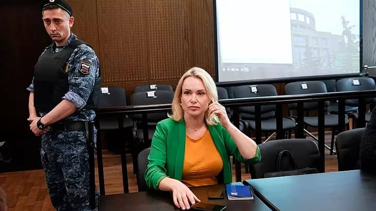 Müharibəyə qarşı çıxdığı üçün həbs edilən jurnalist Rusiyadan qaçıb