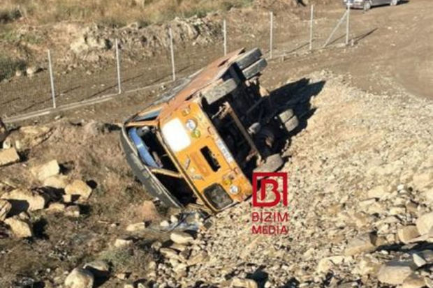 Siyəzəndə avtobus aşdı: 10 yaralı var - FOTO