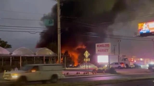 ABŞ-da təyyarə avtosalonun üzərinə düşüb 3 2 ÖLÜ