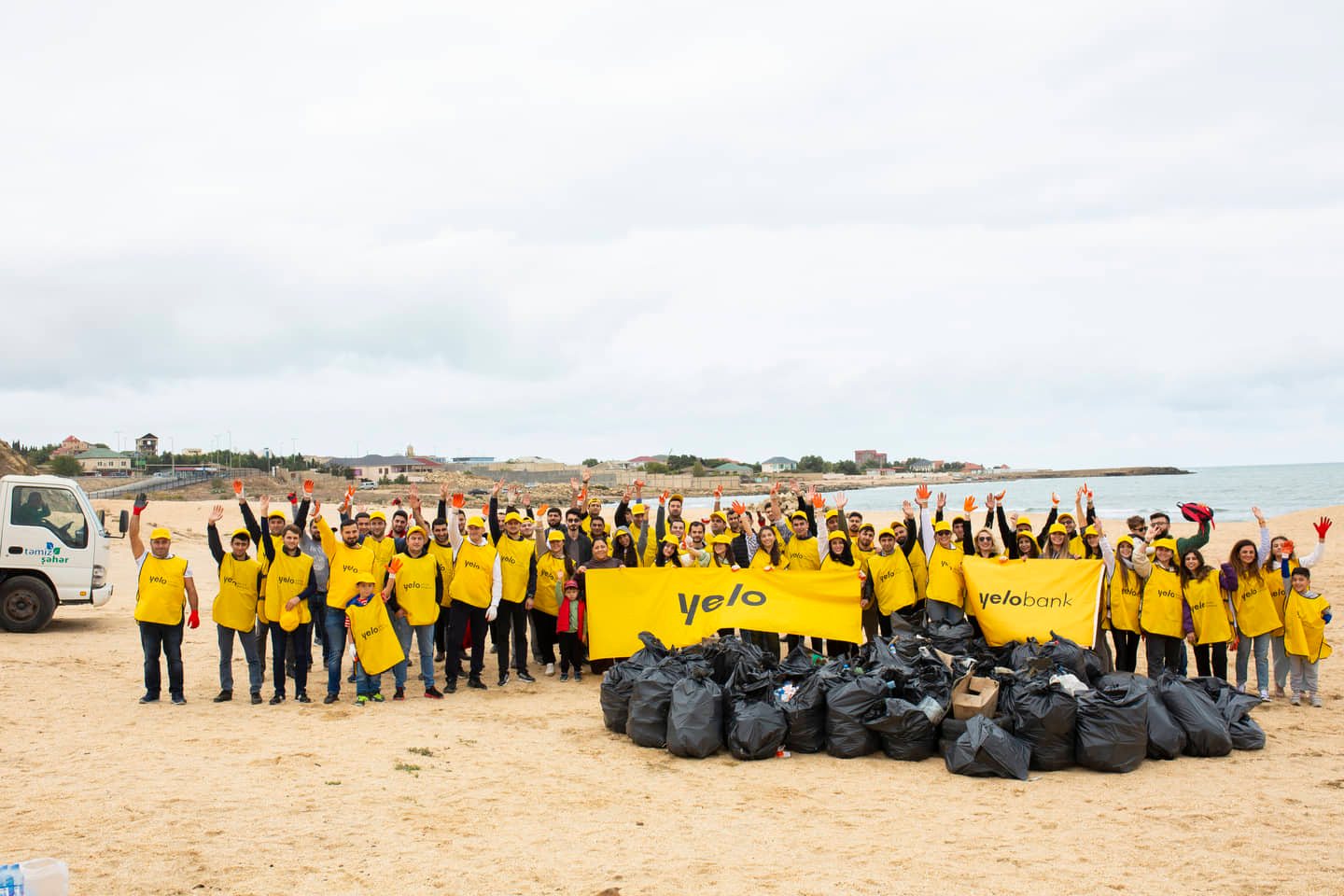 Yelo Bank Xəzərin sahilində təmizlik aksiyası keçirib