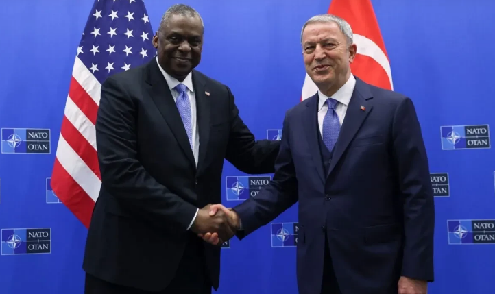 Hulusi Akar amerikalı həmkarı ilə telefonla danışıb