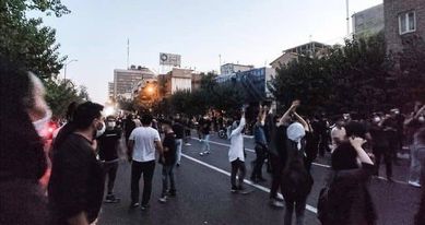 İranın şəhər və universitetlərində etirazlar davam edir