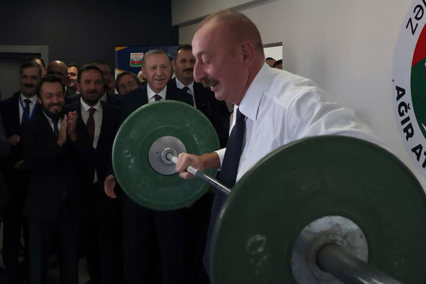 Ərdoğanla Zəngilandakı açılışda iştirak edən İlham Əliyev ağırlıqqaldırma bacarığını nümayiş etidirdi - FOTO