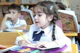 Saç rəngini dəyişmək, qısa və dar geyinmək qadağan olunacaq - Məktəblərlə bağlı yeni QAYDALAR