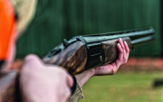 Evinə gələn şəxsə 2 dəfə atəş açdı