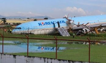 Filippində sərnişin təyyarəsi uçuş-enmə zolağından çıxıb
