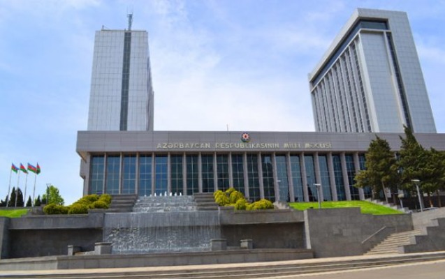 “Adam var ki, gah YAP-ın, gah da “Müsavat”ın tədbirində görürsən”