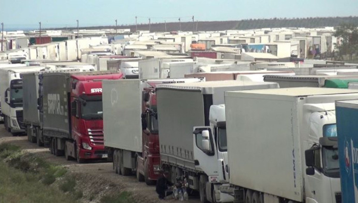 Azərbaycan-Rusiya sərhədində yük avtomobillərinin uzun növbəsi yaranıb - FOTO