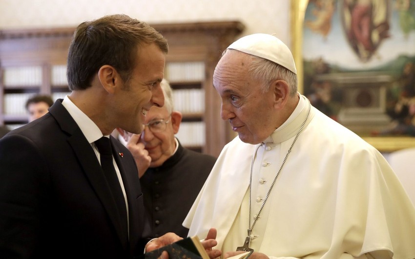 Makron Roma Papasına oğurlanmış kitab hədiyyə edib