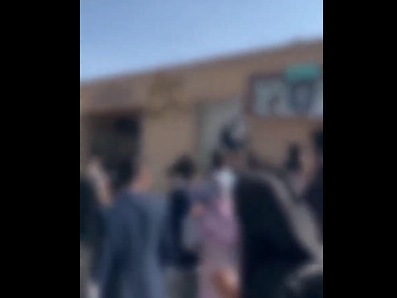 İranlı tələbələr Xameneyinin banerini dağıtdılar - VİDEO