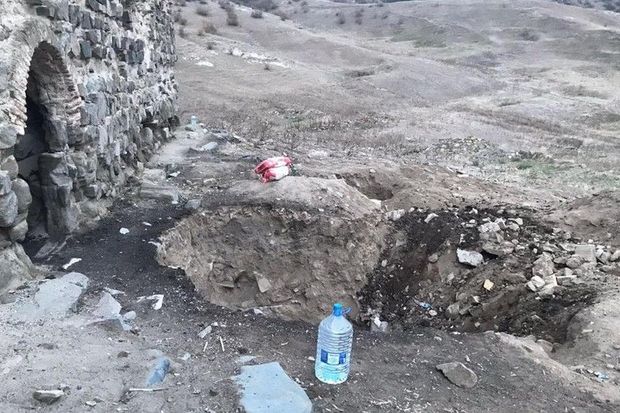 Daşkəsəndəki tarixi abidəni sökməklə qızıl axtarmaq istəyənlər saxlanılıblar - FOTO