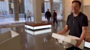 İlon Mask Twitter binasına lavabo ilə daxil olub