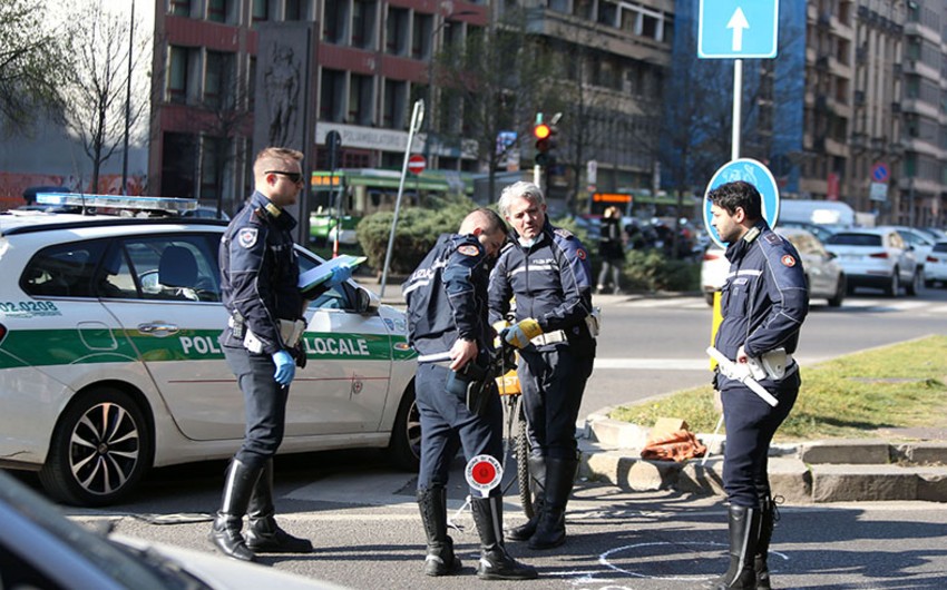 İtaliyada ticarət mərkəzində naməlum şəxs beş nəfəri bıçaqlayıb