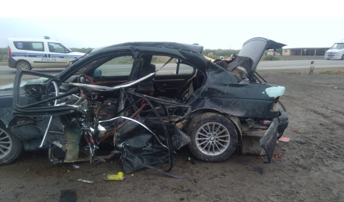 Biləsuvarda minik avtomobili ilə mikroavtobus toqquşub - 2 nəfər ölüb, 13 nəfər yaralanıb