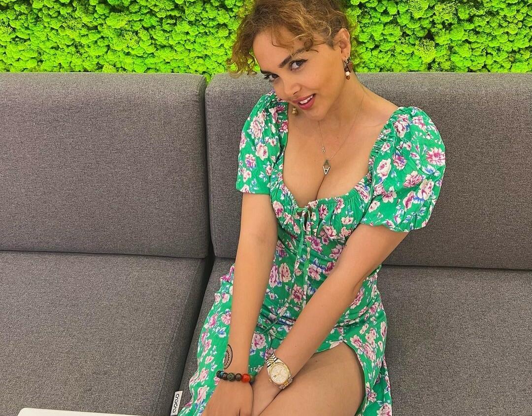 Daha bir azərbaycanlı bloqer eyvanda alt paltarsız FOTOSESSİYA etdirdi