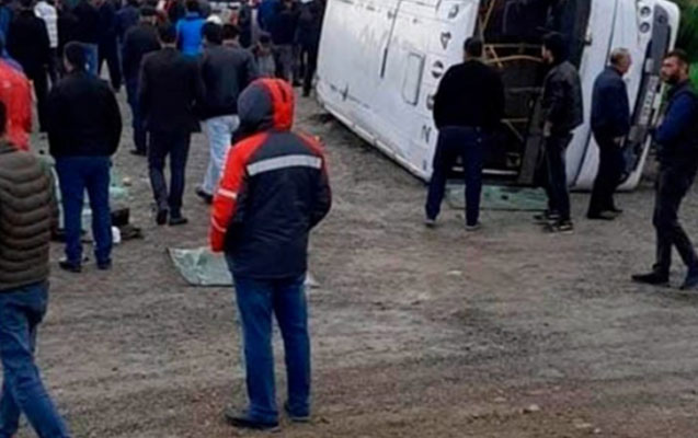 Yoldan çıxaraq aşan avtobusun sürücüsü danışdı: Arvadla kişi... - VİDEO