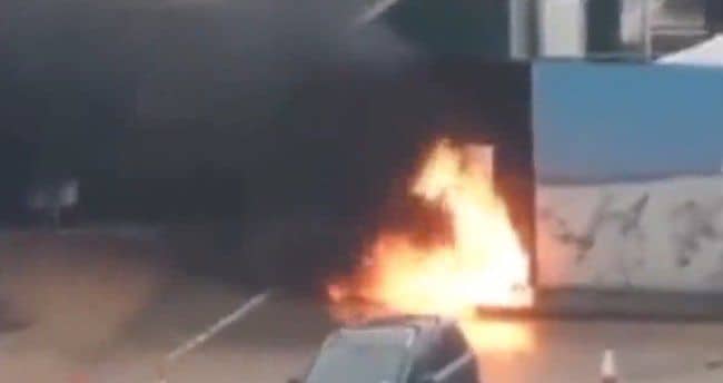 İngiltərədə qaçqınlar mərkəzinə bombalı hücum edilib