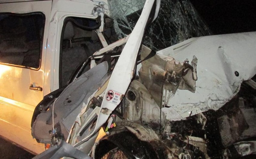 Gəncədə mikroavtobus qəza törədib, xəsarət alanlar var