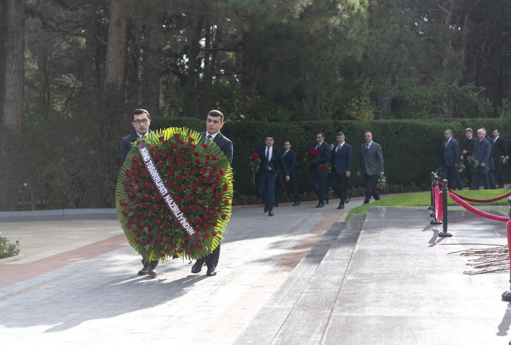 Kənd Təsərrüfatı Nazirliyinin kollektivi peşə bayramı münasibətilə Fəxri Xiyaban və Şəhidlər Xiyabanını ziyarət edib