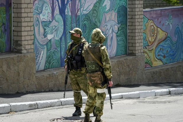 Rusiyalılar təcili yardım maşınları və tibbi ləvazimatları Xersondan kənara daşıyırlar - FOTO