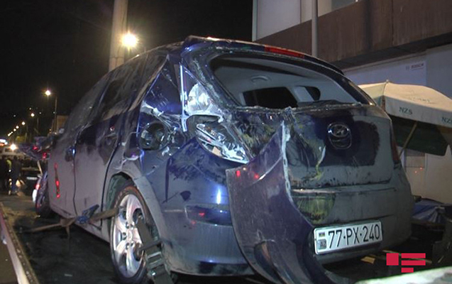 Bakıda evakuator qəza törətdi, daşıdığı avtomobil yola aşdı - Fotolar