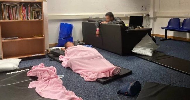 Böyük Britaniyanın immiqrasiya mərkəzlərində vəziyyət pisləşir