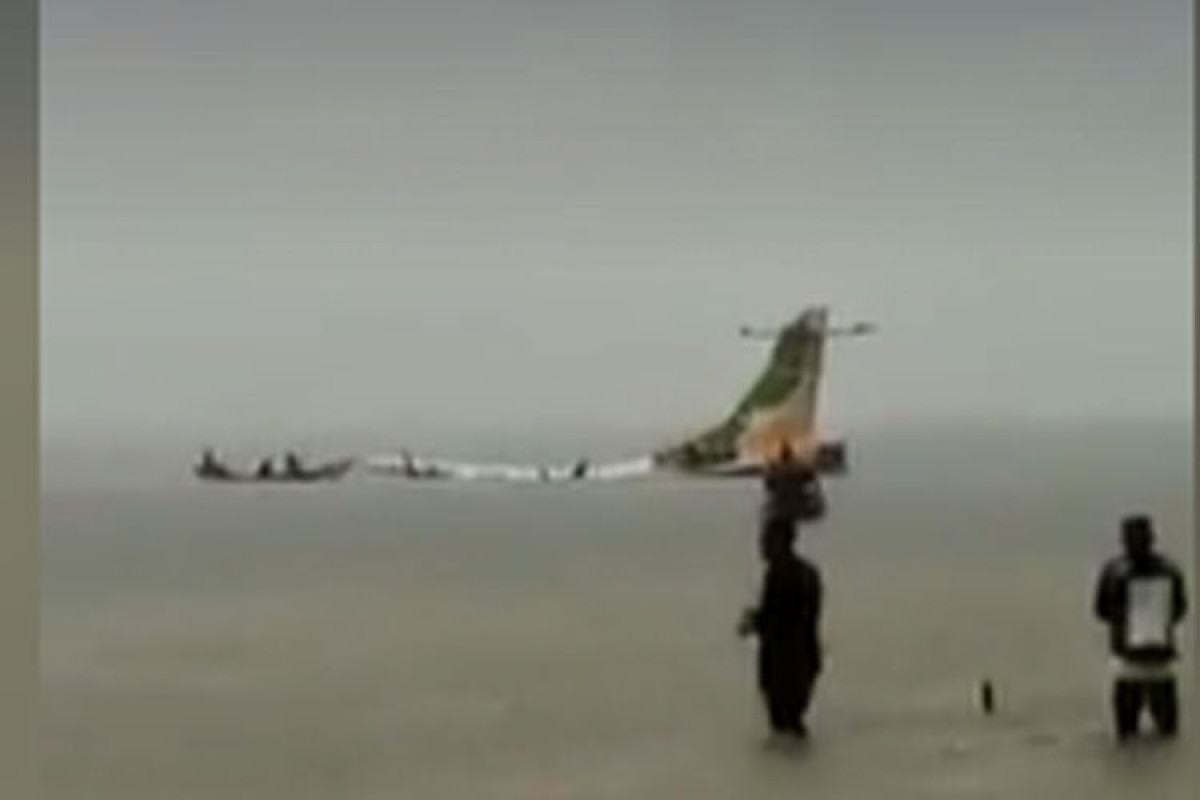 Tanzaniyada sərnişin təyyarəsi gölə enib - FOTO