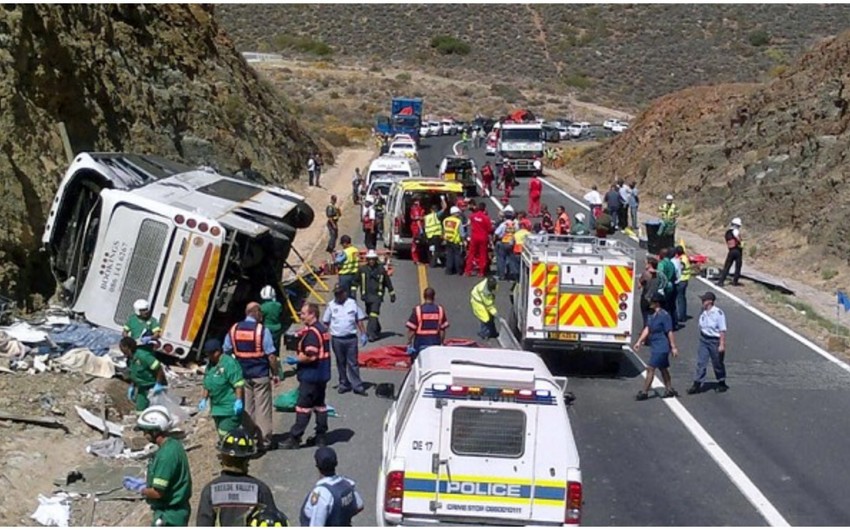 Qvineyada tələbələri daşıyan mikroavtobus qəzaya düşüb, 22 nəfər ölüb