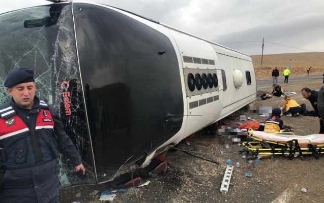 Türkiyədə miqrantları daşıyan avtobus aşdı - 3 ölü, 27 yaralı