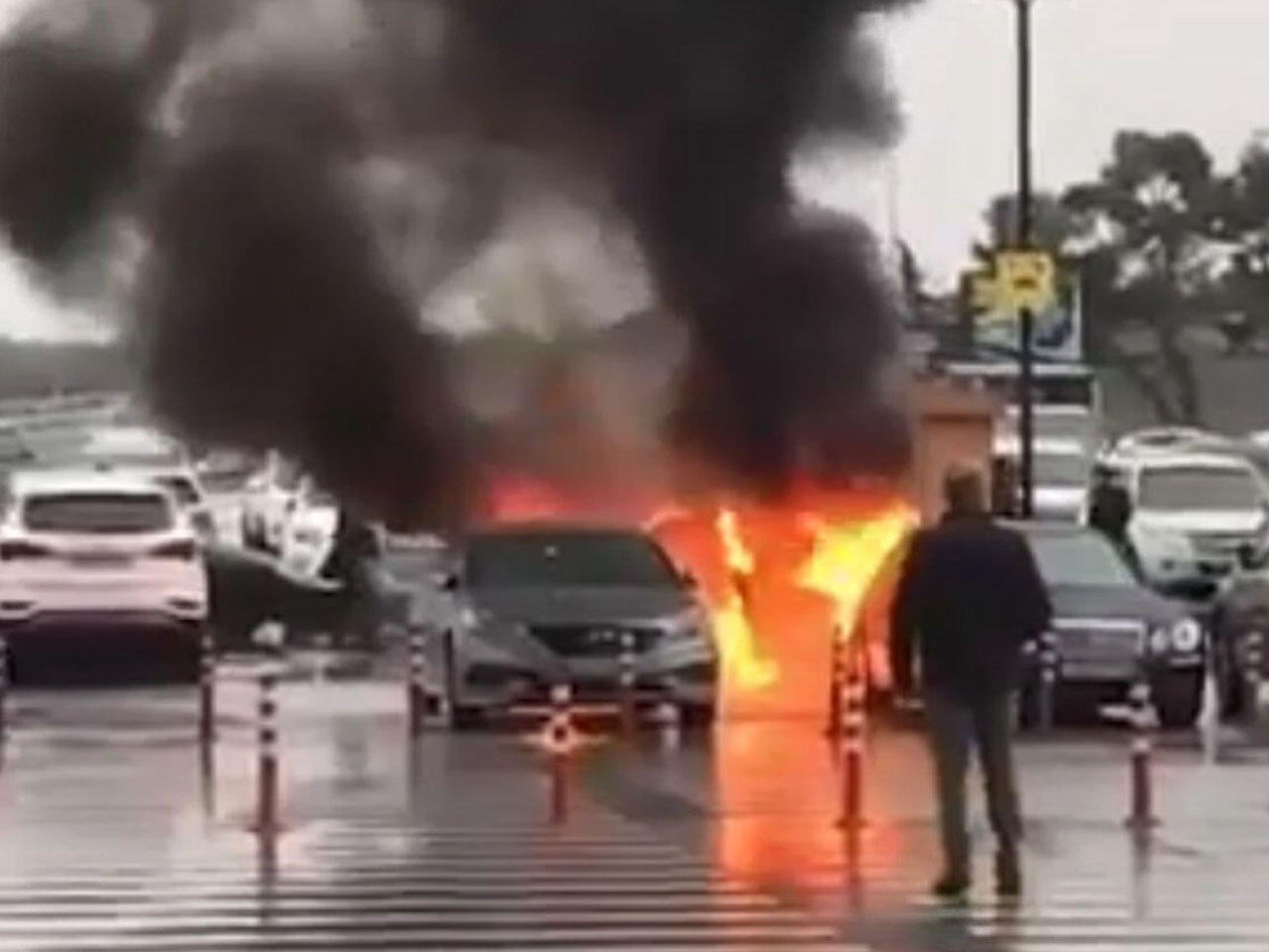 Bakı aeroportunda avtomobil ALIŞDI - ANBAAN GÖRÜNTÜLƏR