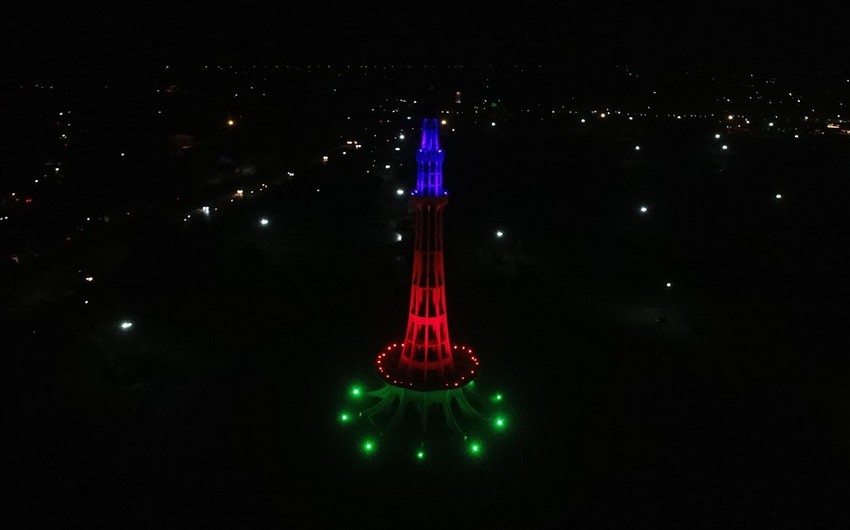 Pakistanın məşhur abidəsi Azərbaycan bayrağı ilə işıqlandırılıb